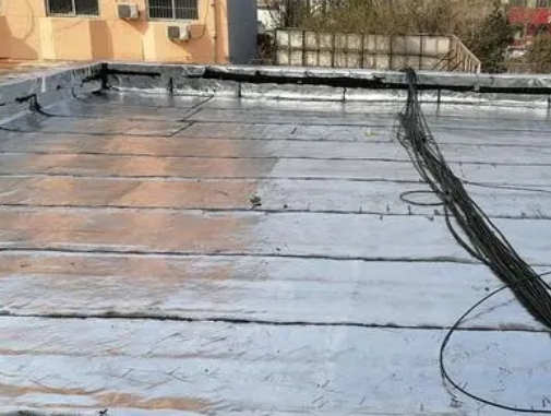 金华卫生间漏水维修公司分享下金华屋面楼顶防水刚性防水层施工要点。